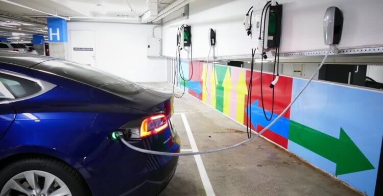 Как заряжать Tesla в торговом центре. Зарядка Tesla на стоянке торгового центра. Фото.